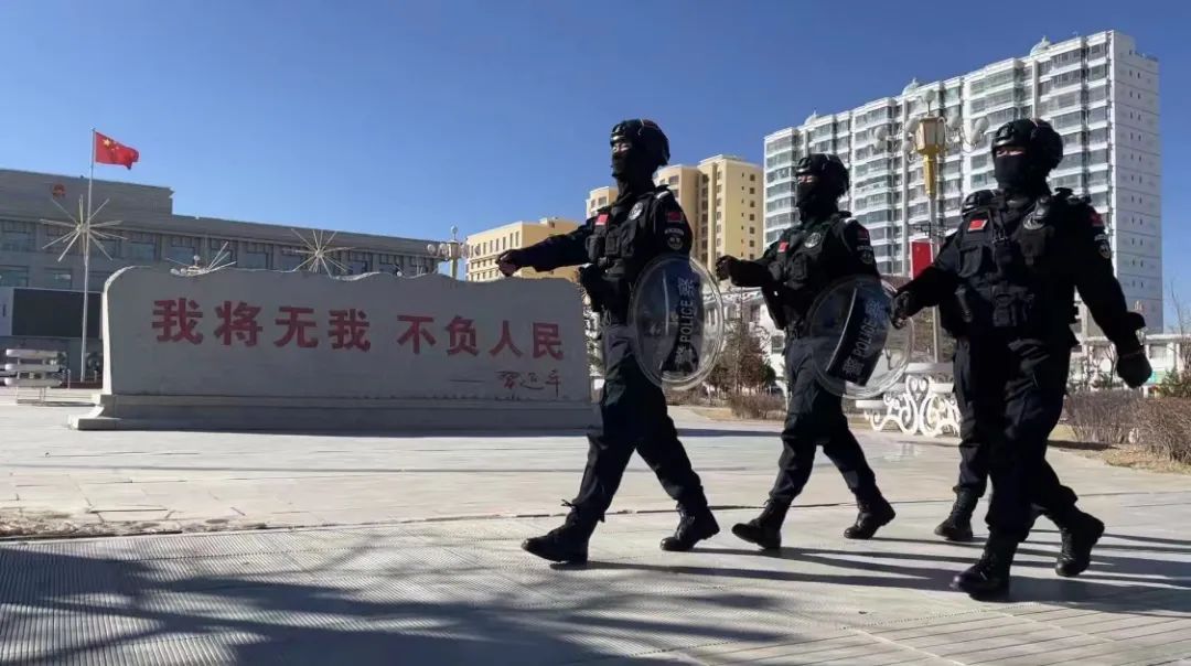 蒙古族服饰饮食风俗_蒙古族的服饰饮食民居_蒙古族服饰特色饮食