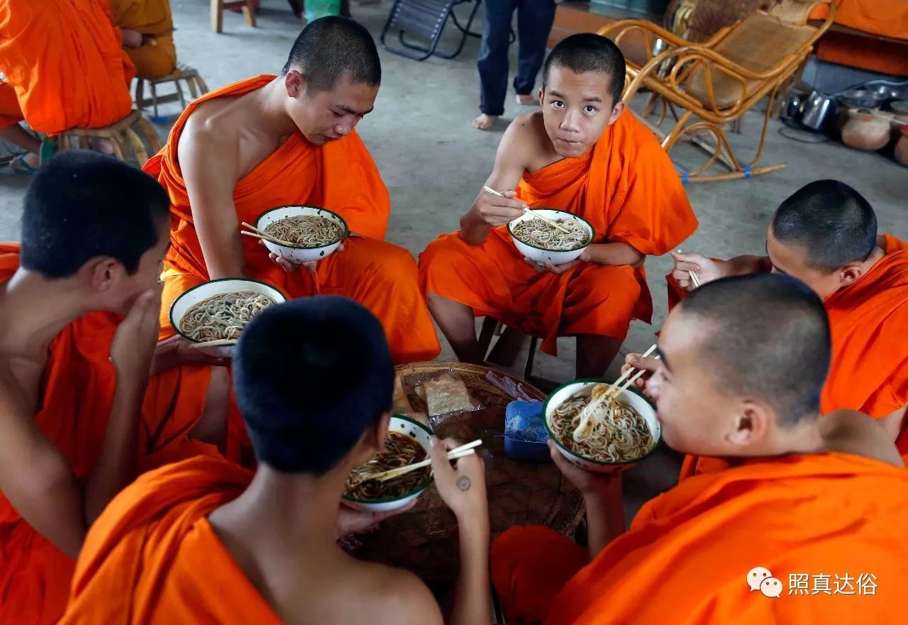 穿戴饮食傣族节日的衣服_傣族的吃穿住行有哪些_傣族的穿戴 饮食节日