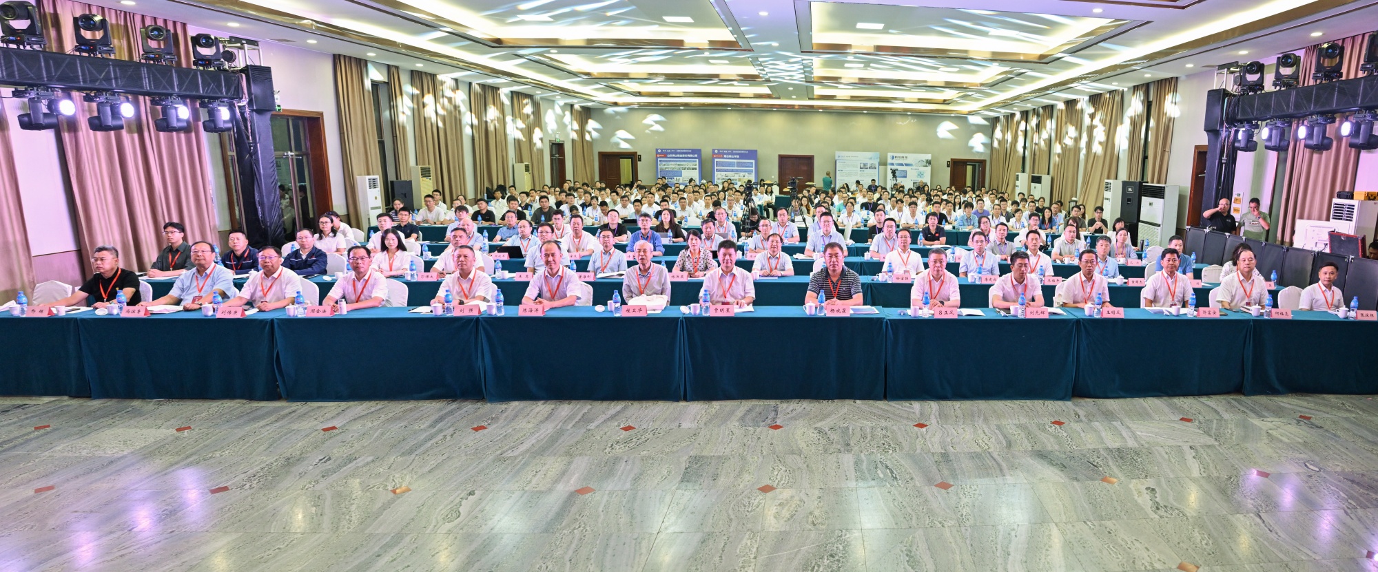 中国有色金属科技信息网_科技色彩_金色科技背景